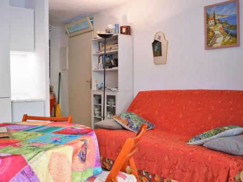 une chambre avec un lit, une table et des chaises dans l'établissement Appartement 2 pièces cabine avec terrasse, jardin, piscine et parking, proche plage - Le Lavandou - FR-1-251-517, au Lavandou