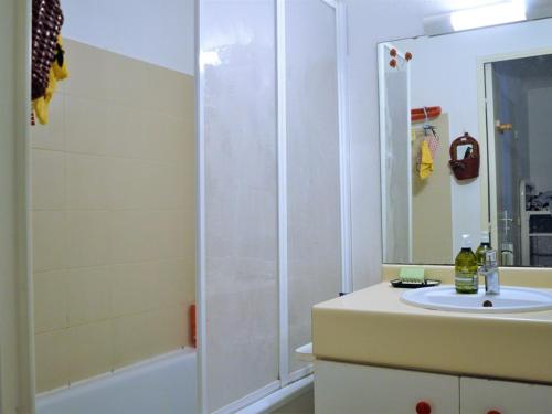 Vonios kambarys apgyvendinimo įstaigoje Appartement Le Lavandou, 2 pièces, 5 personnes - FR-1-251-517