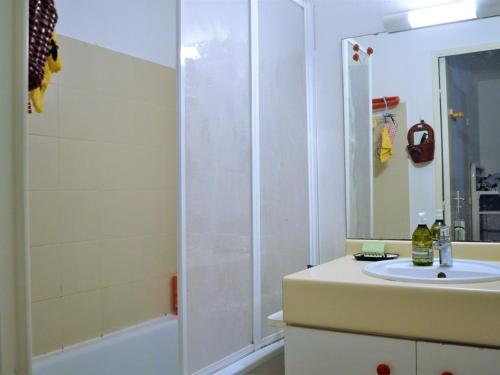 une salle de bain avec une douche et un lavabo et un lavabo dans l'établissement Appartement 2 pièces cabine avec terrasse, jardin, piscine et parking, proche plage - Le Lavandou - FR-1-251-517, au Lavandou