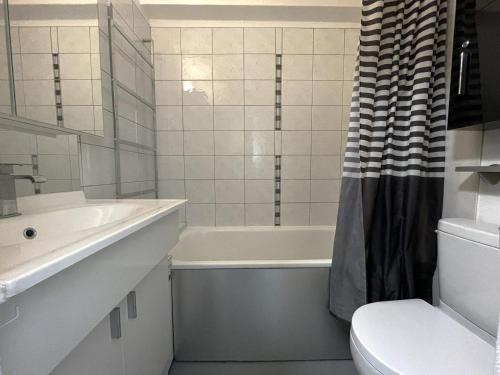 Koupelna v ubytování Studio 3 pers. avec balcon sud, accès pistes, quartier Preyerand, Les Menuires - FR-1-452-386