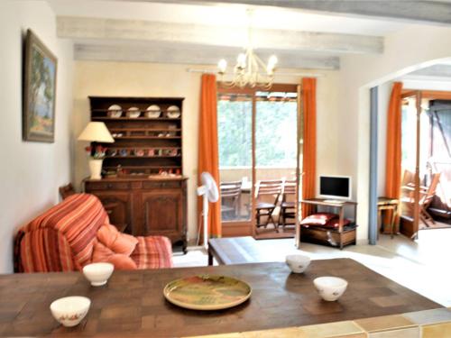 un salon avec une table et un canapé dans l'établissement Appartement cosy 3P, 6 pers, plage à pied, parking, navette gratuite, La Croix-Valmer - FR-1-226B-183, à La Croix-Valmer