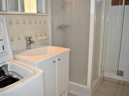 une salle de bain avec un lavabo et une machine à laver dans l'établissement Appartement cosy 3P, 6 pers, plage à pied, parking, navette gratuite, La Croix-Valmer - FR-1-226B-183, à La Croix-Valmer