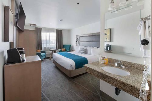 Pokój hotelowy z łóżkiem i umywalką w obiekcie The Marina Inn w mieście Anacortes