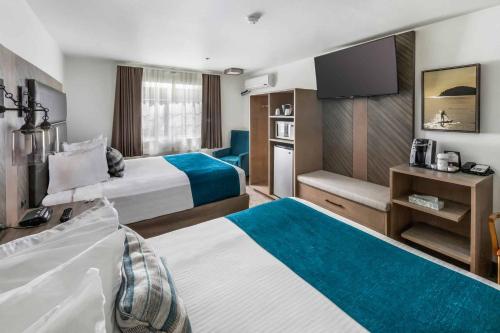 um quarto de hotel com duas camas e uma cozinha em The Marina Inn em Anacortes