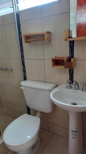 La salle de bains est pourvue de toilettes et d'un lavabo. dans l'établissement Alojamiento Palpalá, à Palpalá