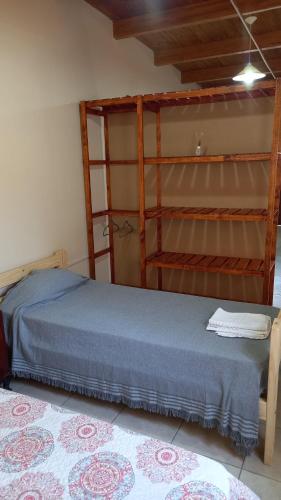 - une chambre avec un lit et des étagères dans l'établissement Alojamiento Palpalá, à Palpalá