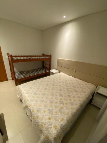 een slaapkamer met een bed in een kamer met: bij Alquiler de Casa en San Bernardino ::: 1.500.000 Gs. por día in Ypacarai