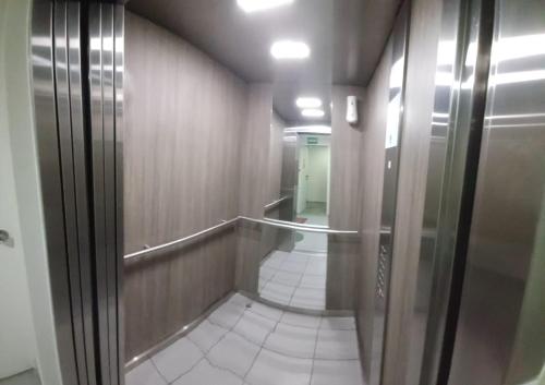 a hallway with a walkway in a building with a hallway at COMODO DEPARTAMENTO EN Chiclayo in Chiclayo