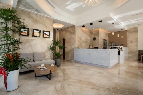 a lobby with a couch and a reception counter at Hsing Fu Hot Spring Hotel in Jiaoxi