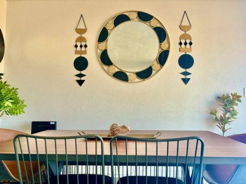 a mirror on a wall above a table at Departamento Boutique con más Amenidades que Ningún otro en la Zona in Acapulco