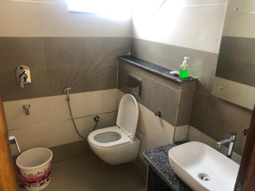 ein Bad mit einem WC und einem Waschbecken in der Unterkunft C T Heights Inn in Bharatpur
