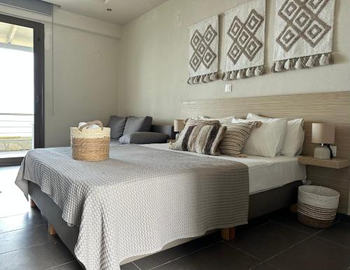 Un dormitorio con una cama grande con una cesta. en Anatoli Halkidiki, en Afitos