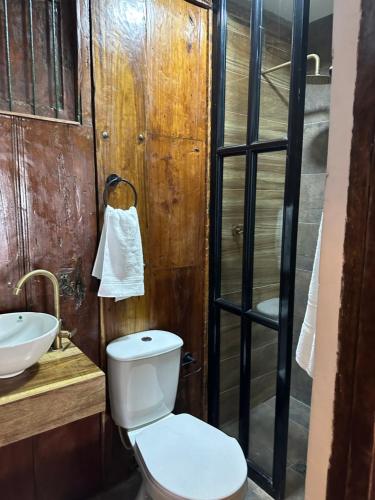 y baño con aseo y lavamanos. en AptoPardo1945, en Mompox