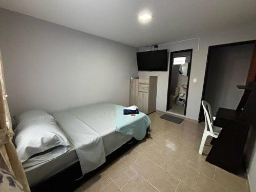 Postel nebo postele na pokoji v ubytování Acogedor apartaestudio con parking en Cartago
