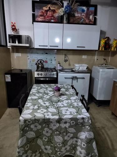 奧蘭太坦波的住宿－CASA DE MELISSA，一间带桌子和炉灶的小厨房