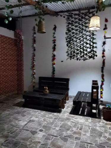 奧蘭太坦波的住宿－CASA DE MELISSA，墙上放着一束葡萄酒的房间