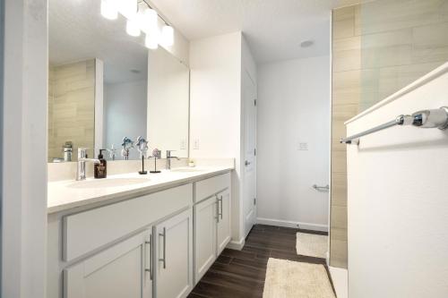 a bathroom with two sinks and a large mirror at Sunny Palm Coast: 3BR Harmony in Palm Coast
