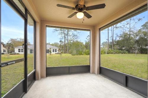 Κήπος έξω από το Coastal Vibes & Family Fun-Spacious 3BR, Kidz Zone, Desirable Neighborhood