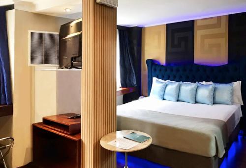 um quarto com uma cama, uma mesa e uma televisão em Flat na Paulista no Hotel Transamerica Particular em São Paulo