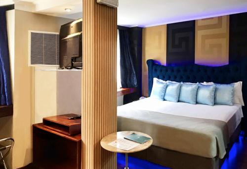 a bedroom with a bed and a table and a tv at Flat na Paulista no Condomínio do Hotel Transamerica 'De Particular' in Sao Paulo