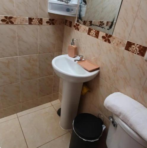 La salle de bains est pourvue d'un lavabo, de toilettes et d'un miroir. dans l'établissement DOÑA GOYA, à Ollantaytambo