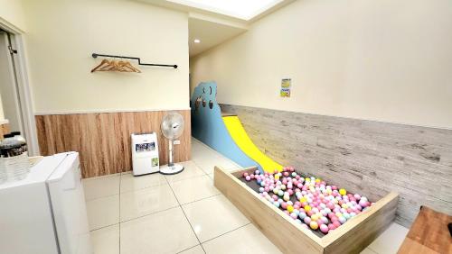 a room with a pile of balls on the floor at Happiness Yes Inn in Luodong
