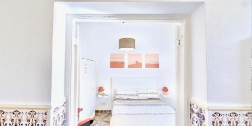 a white room with a bed in a doorway at Casa Dominica in La Guancha