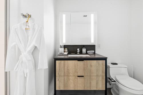 A bathroom at Boston VIP Club Quarters by Orchard Group