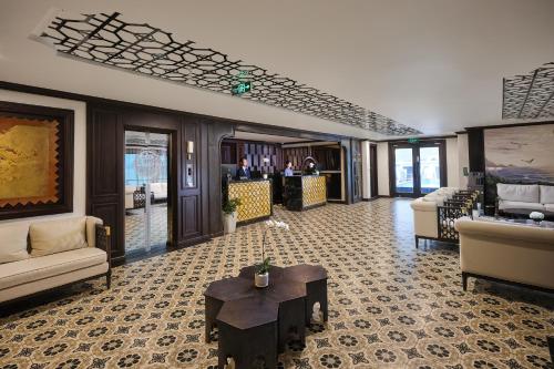 un vestíbulo con sofás y una mesa en un edificio en Era Premium Cruises Halong, en Ha Long