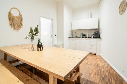 eine Küche mit einem Holztisch im Zimmer in der Unterkunft Hamburg - 2 Bedrooms for up to 11 guests in Hamburg