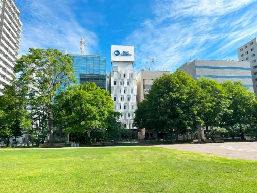 un parque con árboles frente a algunos edificios en Best Western Sapporo Odori Koen, en Sapporo