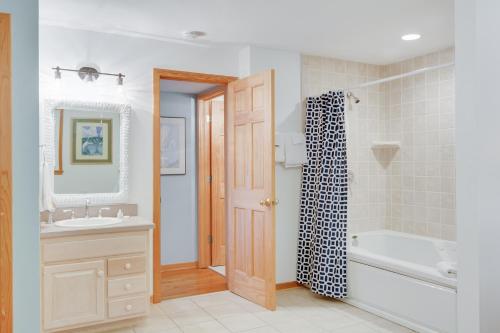 y baño con bañera, lavamanos y ducha. en Courtyard Villas on Silver Lake en Ocracoke