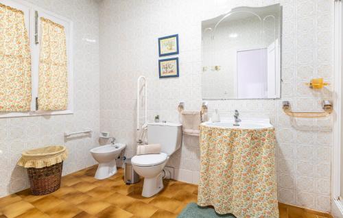 een badkamer met een toilet en een wastafel bij La Casa Del Limonero in Peñaflor