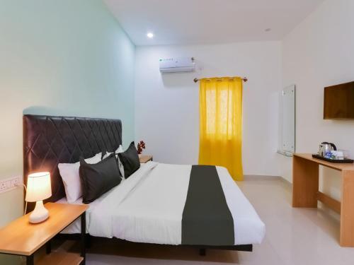 Postel nebo postele na pokoji v ubytování Collection O RBS Classic Stay Nacharam Mallapur Road