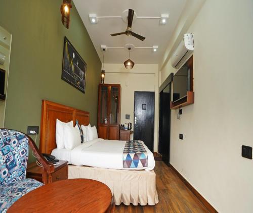 Pokój hotelowy z łóżkiem i krzesłem w obiekcie Ashira Inn w mieście Greater Noida