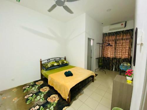 um quarto com uma cama e uma ventoinha de tecto em Homestay Teratak Tamu Tawau em Tawau