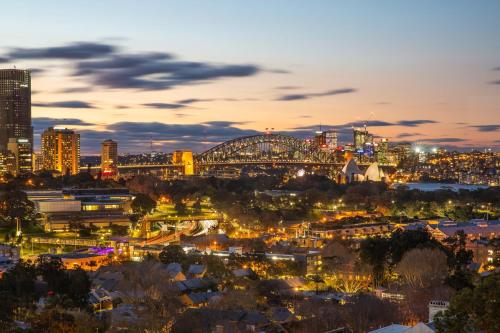 a view of the sydney city skyline at night at Holiday Inn Sydney Potts Point in Sydney