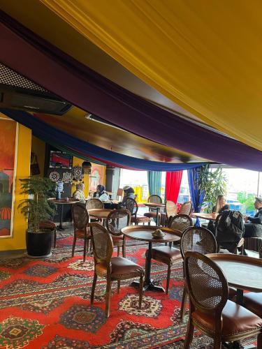 Un restaurante u otro lugar para comer en THINK HOTEL