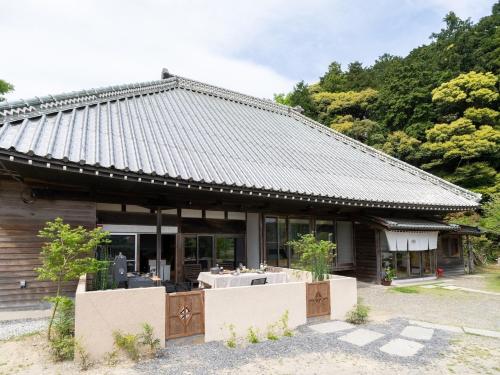 a japanese house with a roof at 一棟貸し古民家の宿まるがやつ in Ōtaki