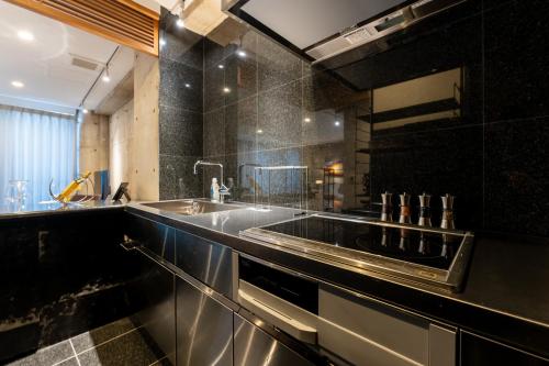 鎌倉市にあるTre Casa Hotel Kamakuraみんなとの一体感で特別な想い出を鎌倉駅徒歩三分ママが安心できる宿で最大五名小町通り目の前のシンクとコンロのあるキッチン