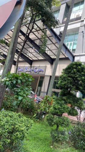 ein Gebäude mit einem Schild an der Seite in der Unterkunft Studio Suite Ceylon Bukit Bintang 09 in Kuala Lumpur