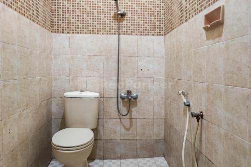 een badkamer met een toilet en een douche bij Hotel Jaya Wisata RedPartner in Sungaipenuh