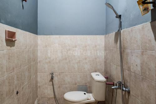 a bathroom with a shower and a toilet in it at Hotel Jaya Wisata RedPartner in Sungaipenuh