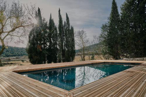 una piscina sul tetto di una casa di Domaine de Roquenégade - Piscine, sauna et bain nordique a Pradelles-en-Val