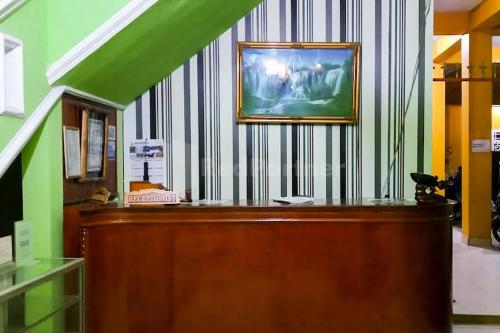 a room with a television on top of a desk at Hotel Jaya Wisata RedPartner in Sungaipenuh