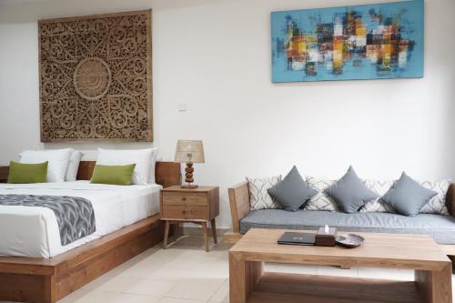 sala de estar con cama y sofá en Medewi Bay Retreat en Pulukan