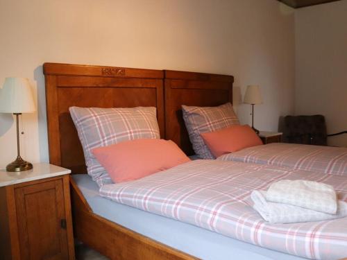 2 camas con almohadas naranjas juntas en Holiday home Am Beulskopf en Hemmelzen