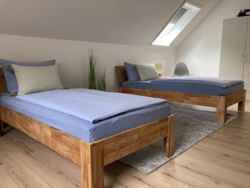 2 Betten in einem Zimmer mit blauer Bettwäsche in der Unterkunft Holiday home Heinrich in Kappeler Niederstrich