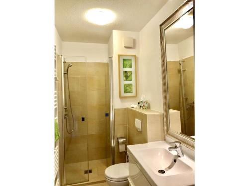 朗格奧的住宿－Holiday apartment sea air，带淋浴、盥洗盆和卫生间的浴室