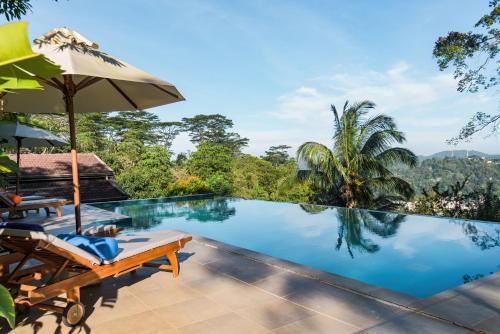 uma piscina numa villa com vista em Shenandoah Kandy em Kandy